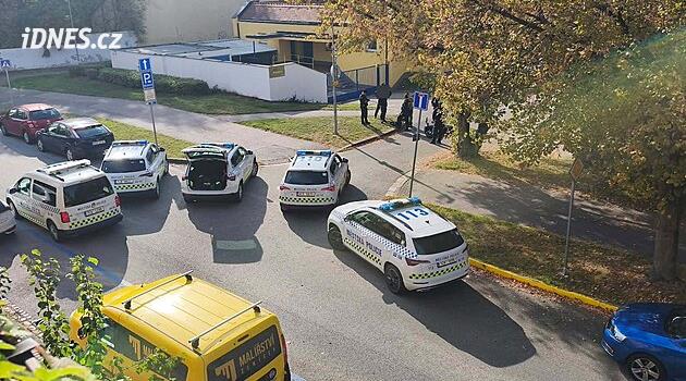 Mladíky ujíždějící na skútru v Budějovicích zastavil příslušník vězeňské služby, který venčil psa