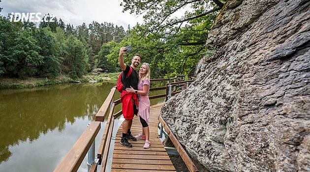 Zloděj zbrzdil práce na nové lávce u Lužnice. Po roce od zničení už stojí nová