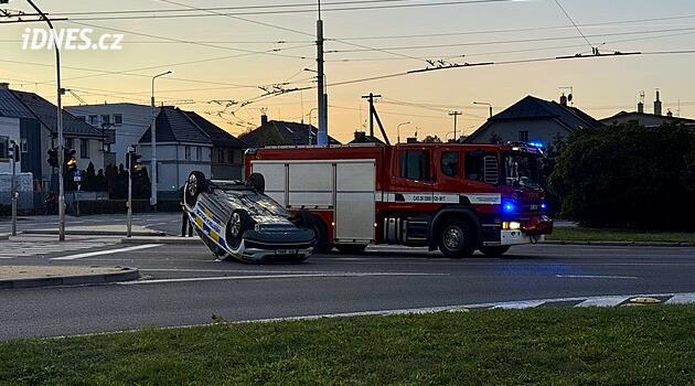 Střet na křižovatce v Pardubicích. Auto skončilo na střeše, strážníci v nemocnici