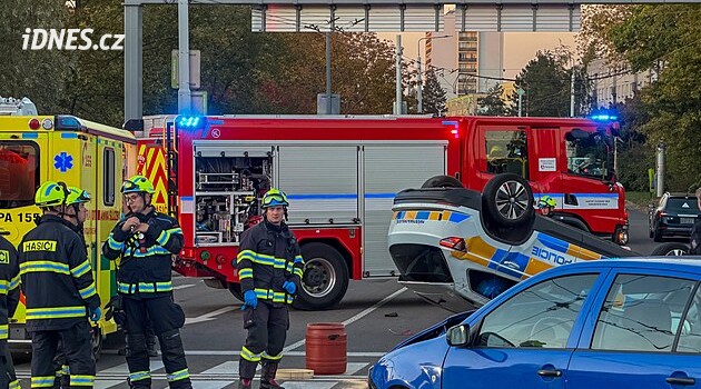 Střet na křižovatce v Pardubicích. Auto skončilo na střeše, strážníci v nemocnici