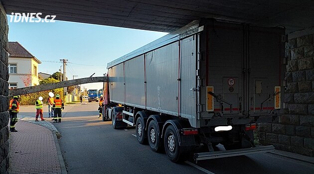 V Kostěnicích se zaklínila nákladní souprava pod viaduktem