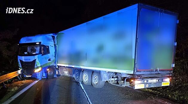 Nákladní automobil se na Jablonecku zaklínil mezi svodidly, tři hodiny blokoval silnici