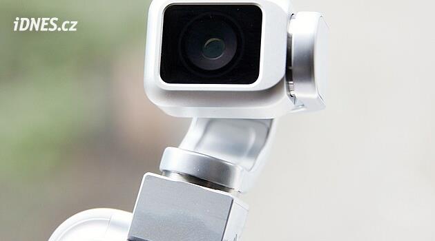 Natáčeli jsme s Honor Robot Phone. Kamera na titanovém rameni se za námi otáčela sama
