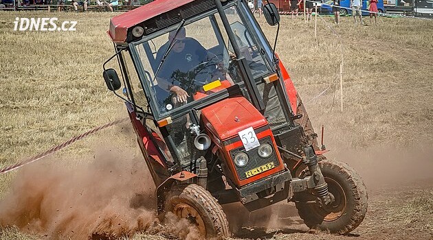 Když zetory dovádějí v bahně, je to náramná podívaná. Traktoriády uzavírají sezonu
