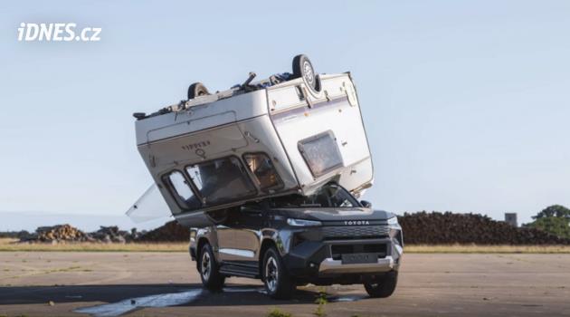 Automobilové novinky v září byly ve znamení deformovaných aut, jazykolamů a neobvyklých nápadů