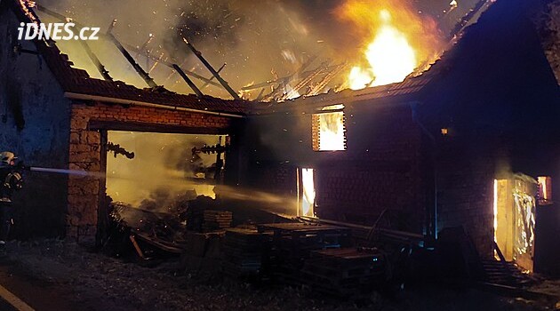 Plameny v Lubníku pohltily rodinný dům i se stodolou. Na místě vybuchovaly tlakové lahve