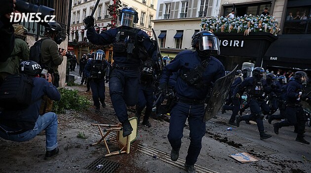 Ve Francii protestovalo více než 70 tisíc lidí. V Paříži nasadila policie vodní děla