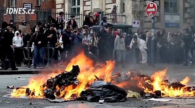 Středoškoláci z chudých předměstí Paříže podnítili protestní hnutí