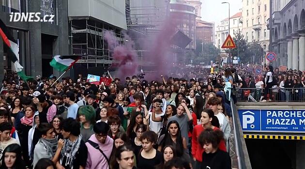 V Itálii studenti demonstrovali proti školské politice či zbrojním výdajům