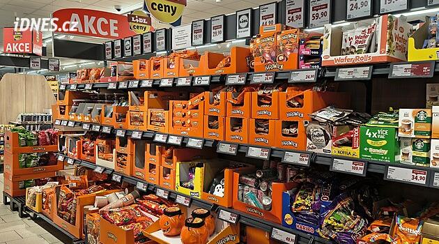 Halloween v obchodech očima zákazníků: Jedni míjejí regály, jiní se diví, co všechno prodávají