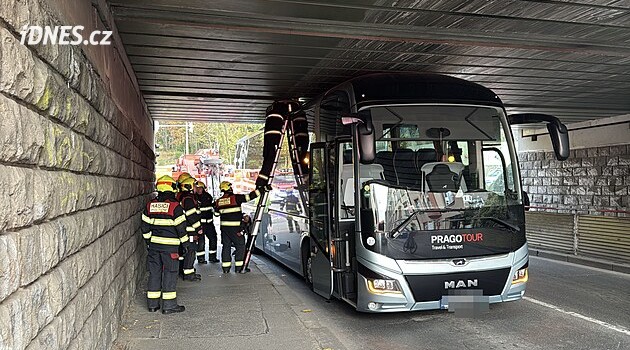 Hasiči ve Vysočanech vyprošťovali autobus, doprava ve Vysočanské ulici je částečně omezena