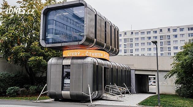 Stodůlky otevřely podnik podle návrhu sochaře Černého, víno vám nalije robotická ruka