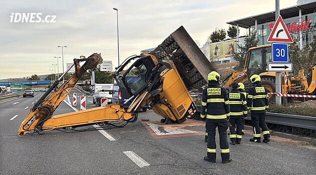 Převrácený bagr na Chodově zablokoval D1 i spojení k obchodnímu centru