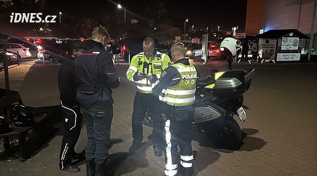 Policejní zákrok na „ilegálním“ tuningovém srazu: desítky přestupků a sebraný řidičák