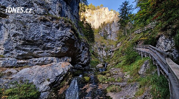 Podzim jako z pohlednice. Soutěska Wasserlochklamm láká na tyrkysovou řeku a vodopády