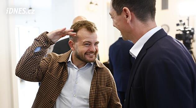 Poslanci se přeli o zmrazení svých platů. Co za blbost přijde příště? ptal se lidovec Činčila