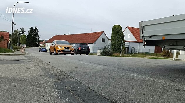 Z dříve rušné silnice si dělají cyklostezku, kolem Dasného a Češnovic otevřeli obchvat