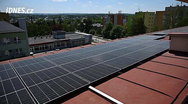 Brod vsadil na fotovoltaiku, montuje už desátou městskou sluneční elektrárnu