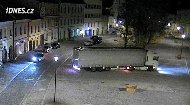 Kamion vjel v noci do zákazu a poškodil novou dlažbu na náměstí ve Velkém Meziříčí. Máme fotky