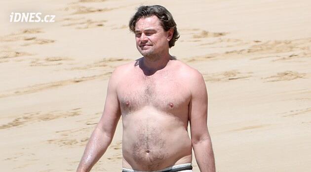 Leonardo DiCaprio na pláži s přáteli vystavil břicho, Courteney Coxová zazářila v bikinách