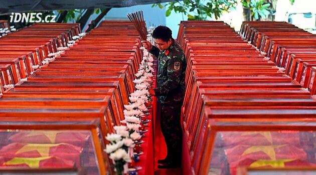 Po dekádách spočinuli v míru. Vietnam pohřbívá nalezené ostatky stovek obětí války