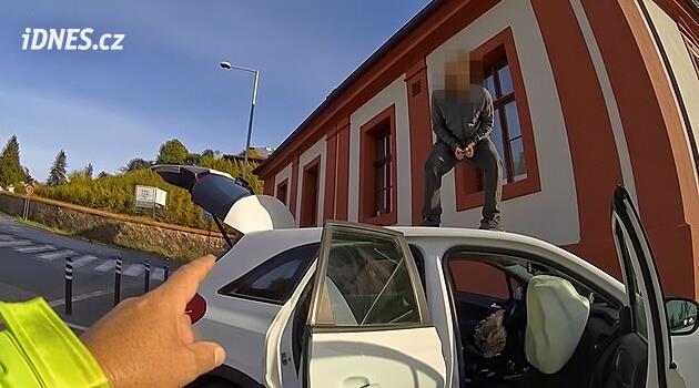 Pojď dolů. Před očima strážníka bouralo auto. Řidič skákal po kapotě, byl na drogách