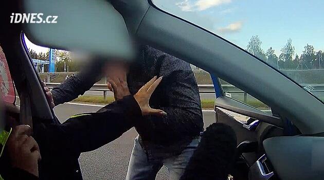 Řidička dodržovala rychlost na D6 v místě omezení, řidič ji vybrzdil a zbil