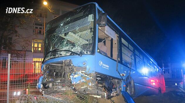 V Havířově se srazil autobus s náklaďákem. Sedm zraněných skončilo v nemocnici