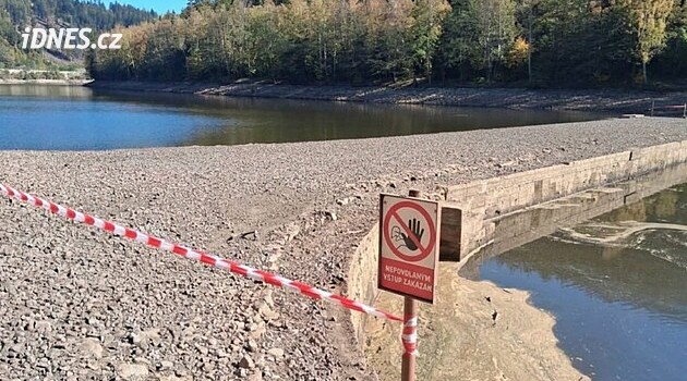 Vodohospodáři zakázali v Březové vstup na historický most, bojí se o turisty