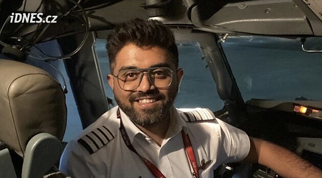 Druhý pilot ho pobodal ho v kokpitu, přesto otevřel dveře. Pilota oslavují jako hrdinu