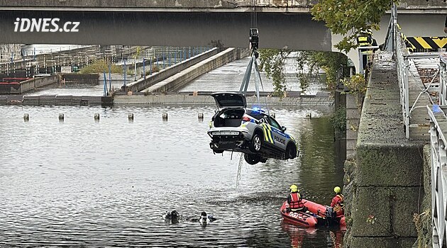 Policejní auto prorazilo svodidla a spadlo do Vltavy. Posádka a zachránce potřebovali ošetřit