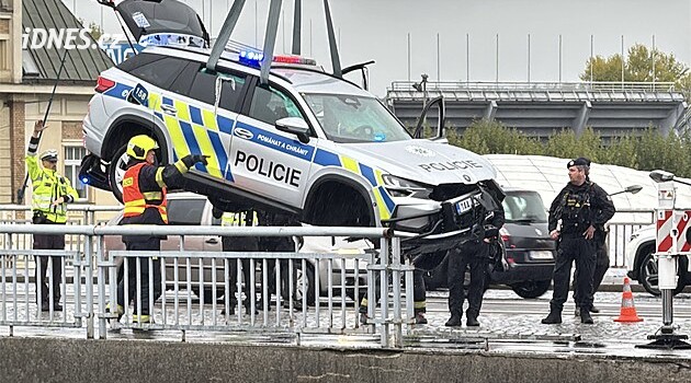 Policie už zná totožnost běžce, který po nehodě skočil do Vltavy a zachraňoval. Poděkuje mu