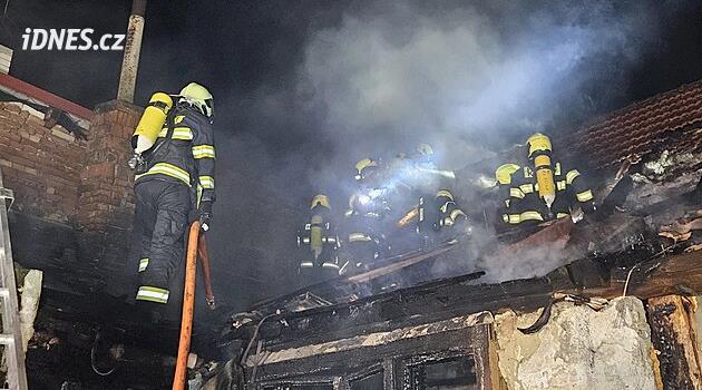 Seniorku z hořícího domu na Hodonínsku zachránili sousedé, škoda přesáhne milion