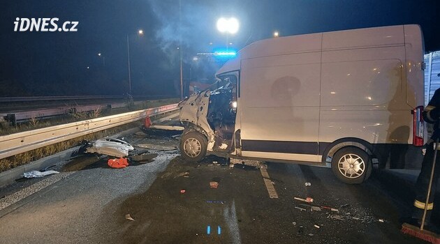 Dodávka v Praze v noci narazila do vozidla údržby, policie nyní hledá svědky nehody