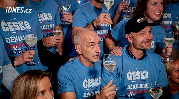 Volby 2026: OBRAZEM: Kuba se skleničkou, zpěv lidovců, zima u Pirátů. Jak se slavilo ve štábech