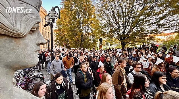 Studenti po celém Česku vyšli do ulic na podporu ČT a ČRo, kritizují vládní plán na zrušení poplatků