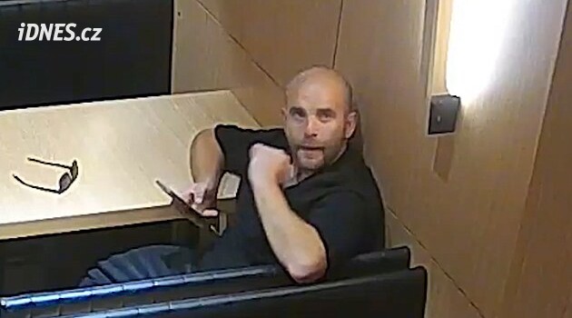 Podíval se do kamery, pak sebral zapomenutou peněženku. Policie hledá zloděje z fastfoodu