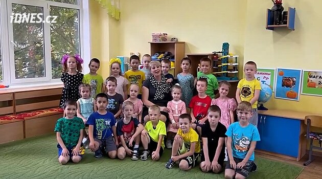 VIDEO: Děkujeme, že chráníte svět. Ruské školky gratulovaly Putinovi