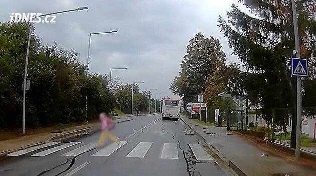 Předjížděl před přechodem a ohrozil dítě, netrpělivého řidiče SUV natočila kamera