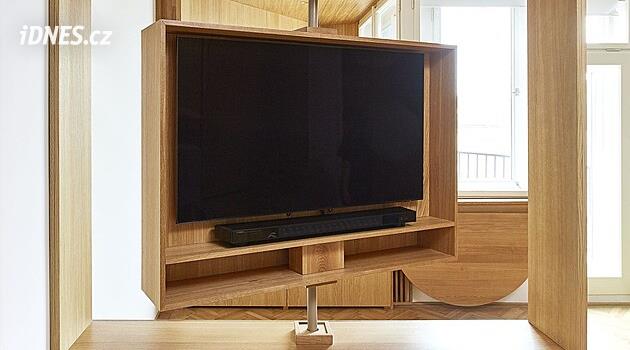 Geniální trik v bytě o 39 metrech: Architektka dala televizi na otočku a vyřešila nemožné