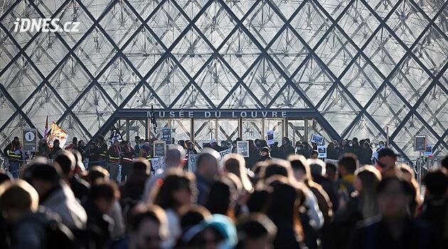 Demonstranti ve Francii zablokovali vchod do muzea Louvre