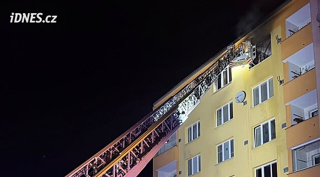 Požár bytu v Požární ulici. V Karlových Varech zasahovalo osm jednotek hasičů