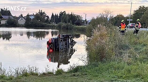 Řidič špatně zapojil přívěs, utopil ho i s naloženým autem v rybníku