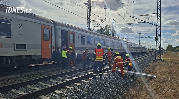 Rychlík najel v Olomouci na hever ležící v kolejišti, 160 cestujících muselo do autobusů