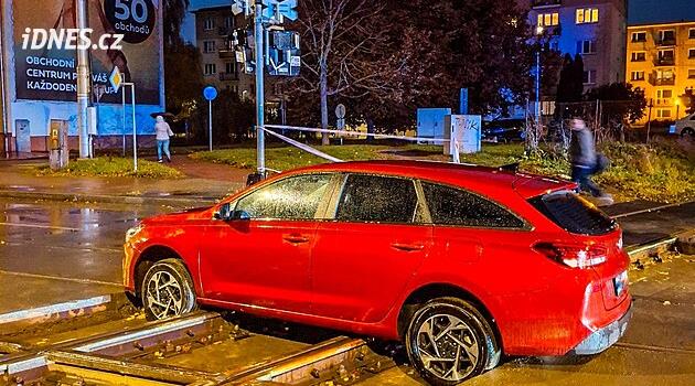 Řidiči přes zákaz zkoušejí projet opravovaný přejezd v Olomouci, mnozí si zničí auto