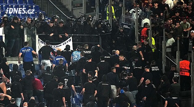 Fanoušci Slovanu se v Římě poprali s těžkooděnci. Jednomu dokonce vzali štít