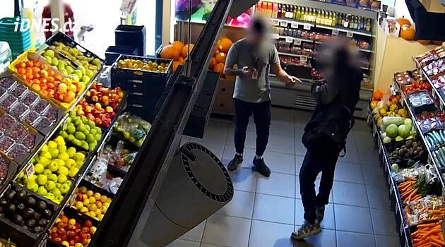 „Mám tě pobodat?“ Drobná krádež v pražském supermarketu se zvrtla, zloděj vytáhl na ochranku nůž
