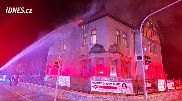 V Šumperku hořelo v ubytovně. Hasiči evakuovali 14 lidí, museli rozebrat střechu