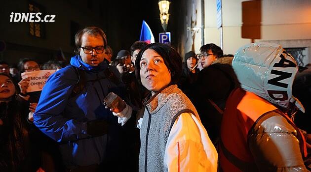 Dav demonstrantů se pokusil násilím proniknout do Sněmovny