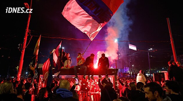 Konečně svoboda, tyran je pryč! Bělehrad zaplnily davy, Srbové slaví Vučičův konec